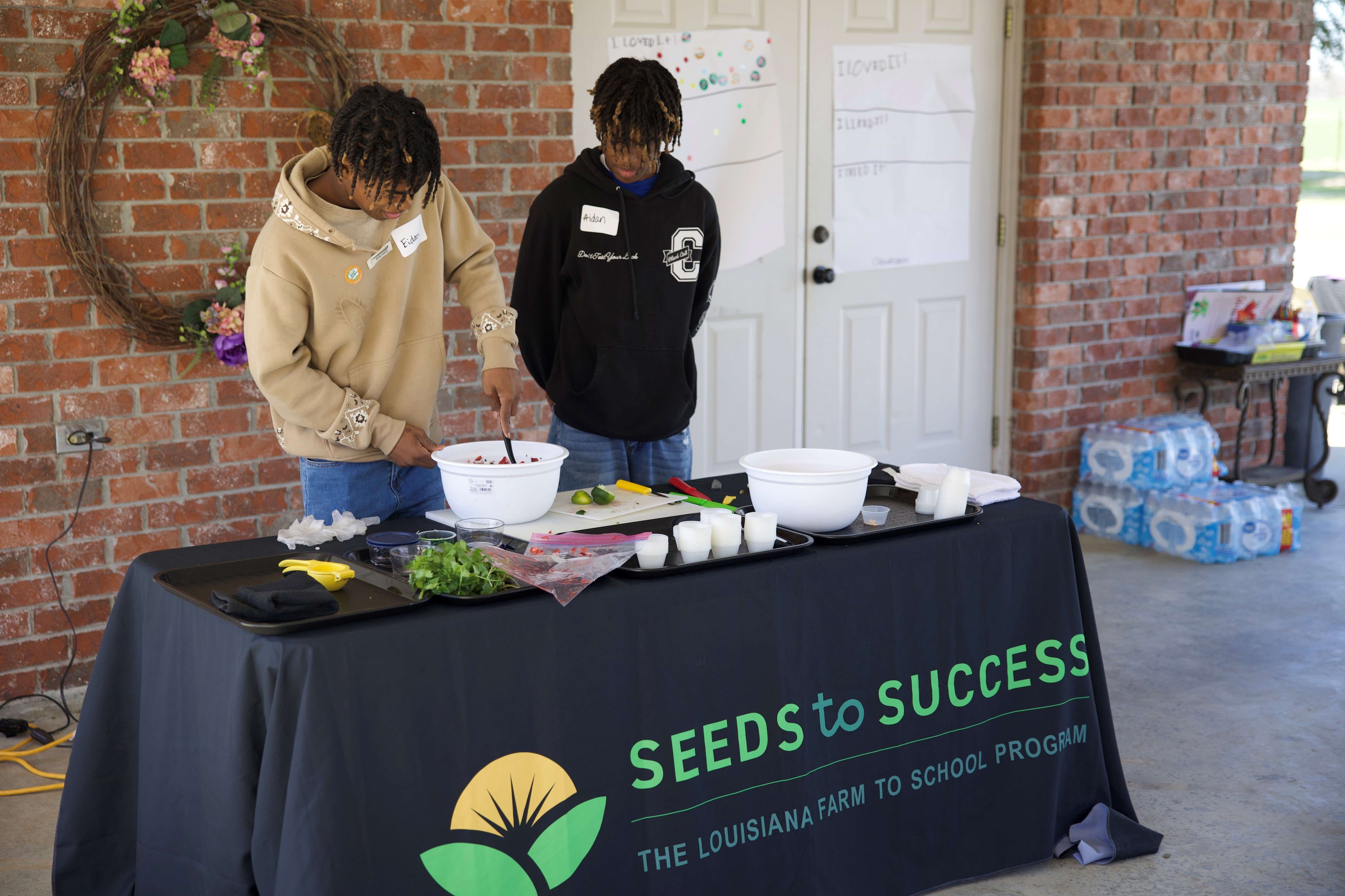 4-H’ers teach and learn during spring farm tour 
